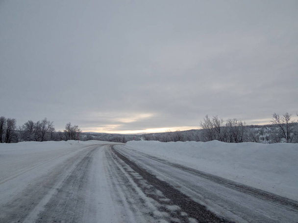 Carretera E45 entre Alta y Kautokeino en la provincia troms og Finnmark, Noruega, en invierno. - Foto, imagen