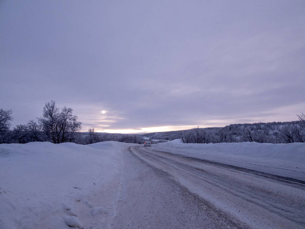 Δρόμος E45 μεταξύ Alta και Kautokeino στην επαρχία Troms og Finnmark, Νορβηγία, το χειμώνα. - Φωτογραφία, εικόνα
