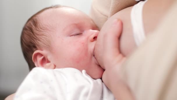 Porträt eines entzückenden Neugeborenen, das einschläft, während es Muttermilch isst. Konzept der gesunden und natürlichen Babynahrung. - Filmmaterial, Video