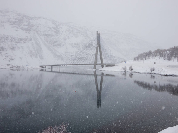 Kafjord Troms og Finnmarkin läänissä Norjassa sijaitsevassa Altan kunnassa ylittää Euroopan valtatien E06 sillan vuonon pohjoisrantaa pitkin.. - Valokuva, kuva