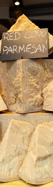 Piros tehénparmezános sajt egy termelői piacon - Fotó, kép