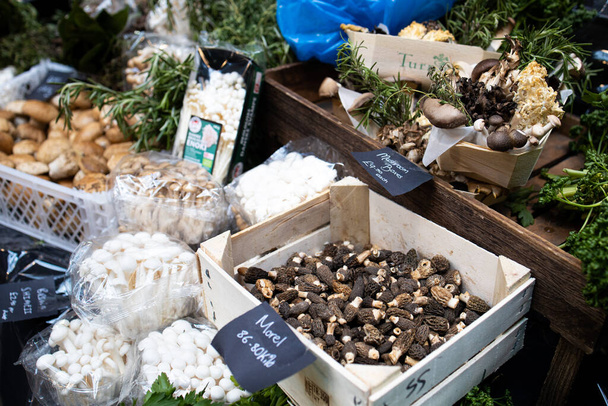 Cajas de hongos en un puesto de mercado callejero - Foto, Imagen