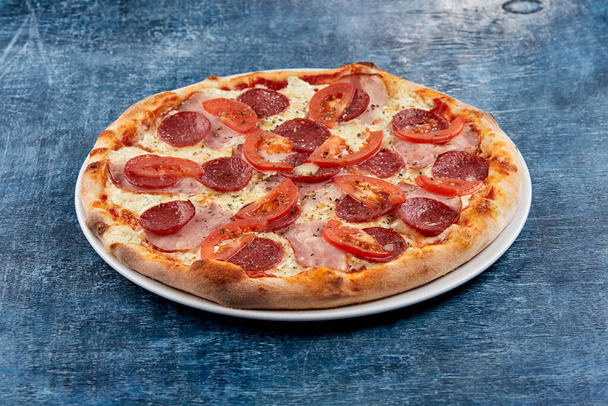 kuuma maukas italialainen pizza valkoisella lautasella - Valokuva, kuva