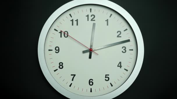 Graue Uhr isoliert auf schwarzem Hintergrund, Showtime 12.13 Uhr oder pm, Roter Sekundenzeiger, Zeitkonzept. - Filmmaterial, Video
