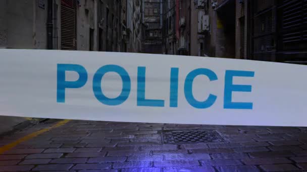 Cinta policial en una escena del crimen en Londres con luces de policía intermitentes - Metraje, vídeo