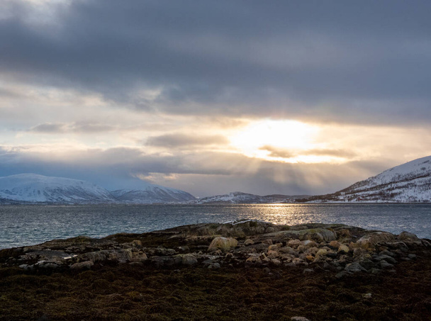 Paysage en hiver sur l'île de Kvaloya en Norvège. - Photo, image