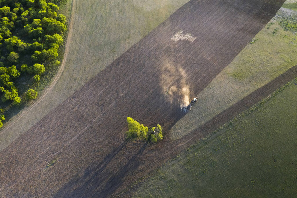 Traktor orá pole, Pampas venkov, La Pampa, Argentina - Fotografie, Obrázek