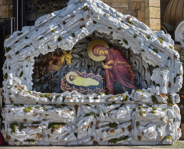 教会、教会、または教会からの正面のキリスト降誕シーンは、イエスの誕生の描写です。 - 写真・画像