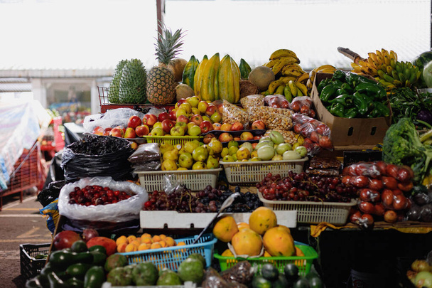 Еквадор, овочевий і фруктовий ринок - Фото, зображення