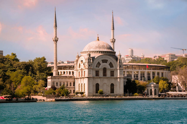Sonnenuntergang am Ufer des Bosporus mit Dolmabahce-Moschee im Istanbuler Stadtteil Beyoglu - Foto, Bild