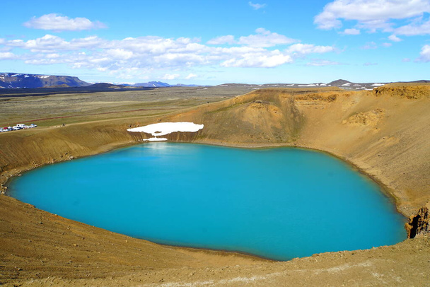 Gyönyörű kilátás nyílik a kék víz Krafla Viti kráter közelében Lake Myvatn, Izland nyáron - Fotó, kép