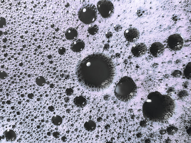 Bílá mýdlová pěna na černém pozadí. Spíše s malými a velkými bublinami textury. - Fotografie, Obrázek