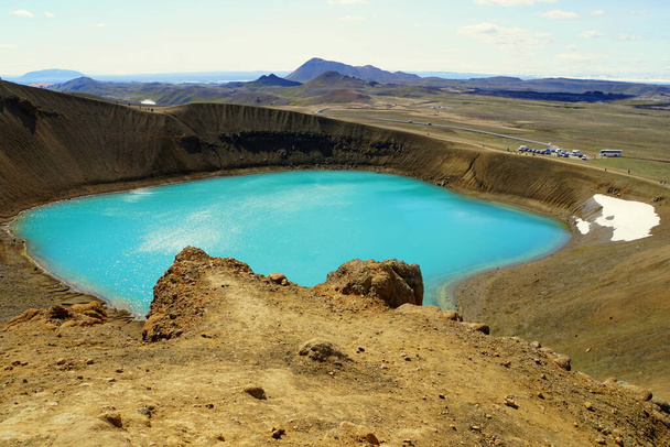Gyönyörű kilátás nyílik a kék víz Krafla Viti kráter közelében Lake Myvatn, Izland nyáron - Fotó, kép