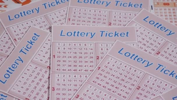 Bilety na loterię. Lotto 6 / 49. Zbliżenie strzał: Rotacja losów loterii - Materiał filmowy, wideo