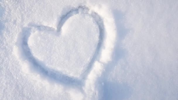 4Kビデオ、公園内の雪の上に描かれた心。バレンタインデー市内の冬休みスローモーションカメラ. - 映像、動画