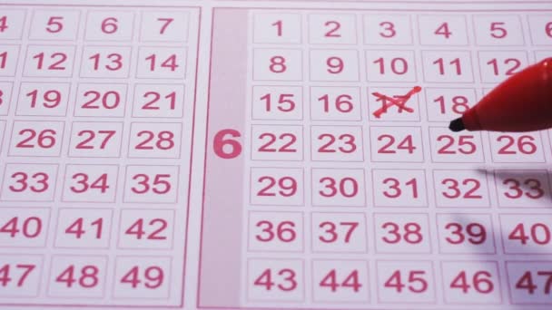 Lottozahlen. Filzstift füllt Lottoschein aus. Lottoschein ausfüllen - Filmmaterial, Video