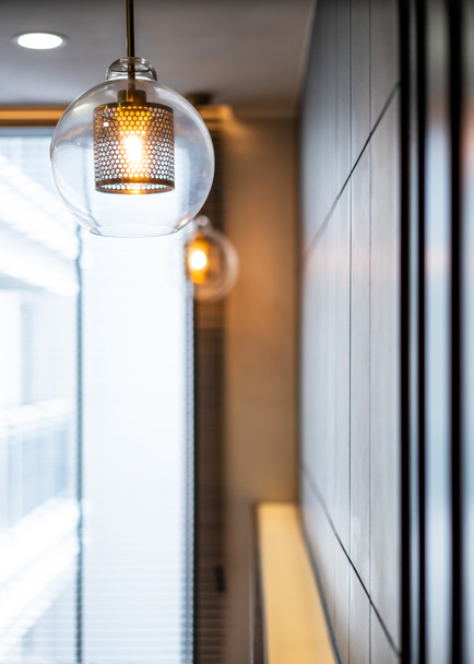 Tampa da lâmpada de iluminação interior de luxo vintage com placa de bronze e lâmpada de vidro transparente para decoração de casa. - Foto, Imagem