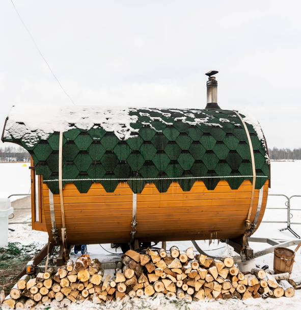 Mobiel bad in de vorm van een houten vat in de buurt, Mobile winter stoombad - Foto, afbeelding