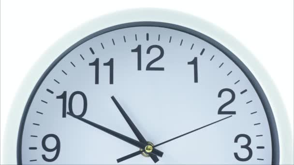 Zbliżenie Zegar ścienny jedenasta na białym tle, Czas upływa 30 minut, poruszając się szybko. - Materiał filmowy, wideo