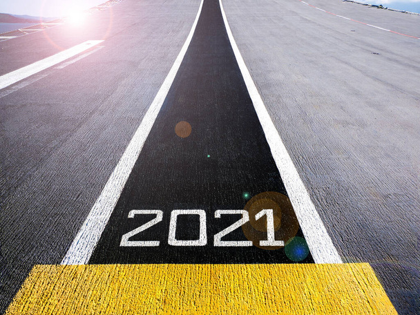 Comience y mire hacia el futuro en el nuevo año dos mil veintiuno (2021), pintado en una pista de un portaaviones con efecto de lente de estilo - Foto, imagen