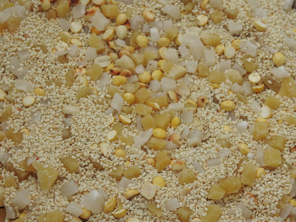 Nahaufnahme des Karnataka Style Ellu Bella Makara Sankranti Festival Verteilung oder Essen Food Mix isoliert auf weißem Hintergrund - Foto, Bild