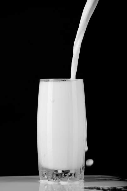 Glass of milk on black - Φωτογραφία, εικόνα