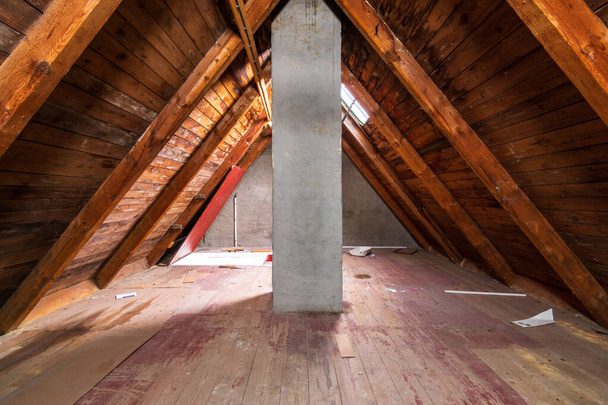 Prázdná renovace podkroví a tepelná izolace - Fotografie, Obrázek