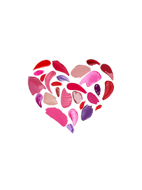 Na Valentýna. Červená a růžová rtěnka ve tvaru srdce. Izolované na bílém pozadí. Kosmetické výrobky - Fotografie, Obrázek