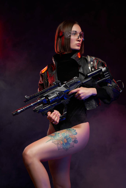 Seksikäs naaras sotilas alaston jalat ja lasit poseeraa savussa - Valokuva, kuva