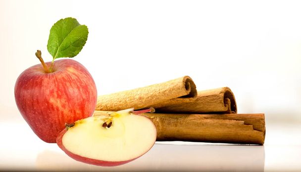 omenaleikattu viipale kokonainen lehti hedelmiä ja kanelipuikkoja ja jauhetta eristetty tausta - Valokuva, kuva