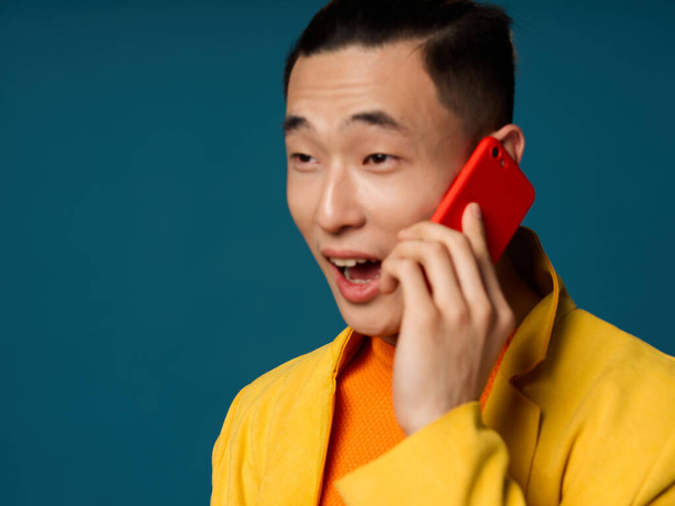 Překvapený muž asijský vzhled mobilní telefon komunikační technologie model - Fotografie, Obrázek