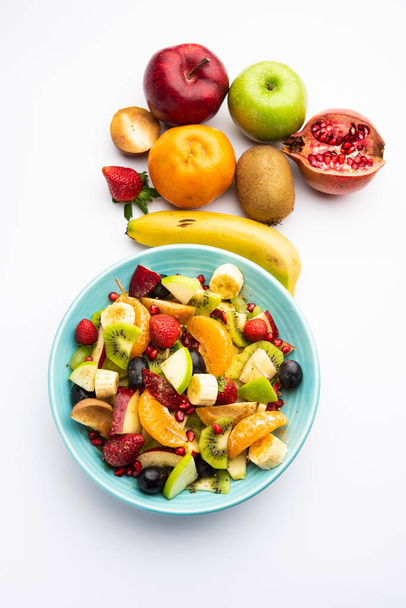 Fruit Chaat on intensiivinen intialainen ruokalaji, joka on valmistettu yhdistämällä jäähdytettyjä mehukkaita hedelmiä, kuten omenoita, banaaneja, appelsiineja, viinirypäleitä suolaan ja mietoja mausteita. - Valokuva, kuva