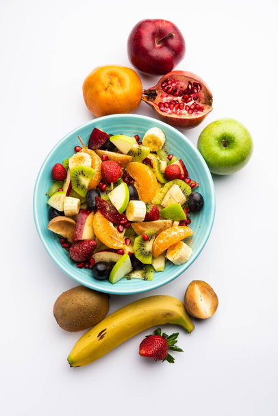 Fruit Chaat elmalar, muzlar, portakallar, üzümler ve hafif baharatlar gibi soğuk sulu meyveleri birleştirerek yapılan keskin bir Hint yemeğidir. - Fotoğraf, Görsel
