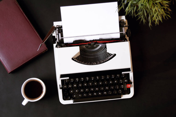 máquina de escribir con hoja de papel en blanco sobre la mesa - Foto, Imagen