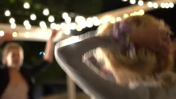 femme blonde dansant insouciante à la fête vue arrière - Séquence, vidéo