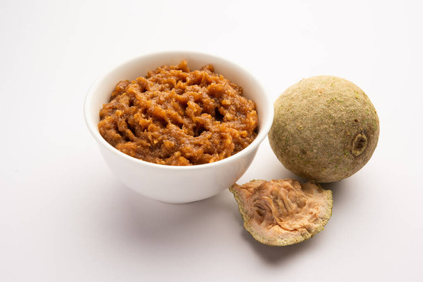 ウッドアップルまたはカヴァス・チャツニーは、インドの酸っぱくて甘いサイドディッシュレシピです。 - 写真・画像