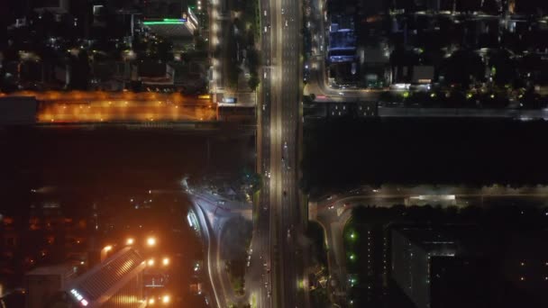 Ylhäältä alas antenni linnut silmä näkymä autoliikenteen multi kaistalla tiellä kaupungin keskustassa yöllä valaistu katuvalot - Materiaali, video