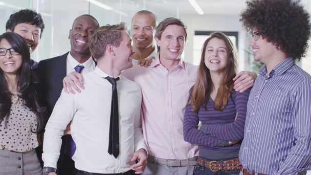 Portrait d'une jeune équipe d'affaires heureuse et décontractée
 - Séquence, vidéo