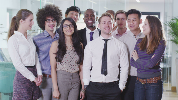 boldog és alkalmi fiatal üzleti csapat portréja - Felvétel, videó