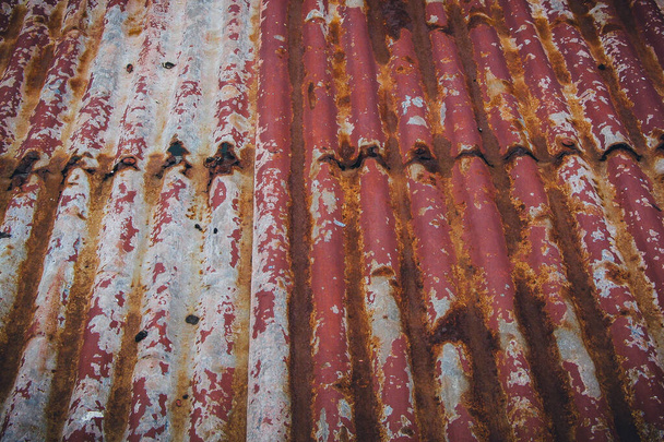 Telhado de lata velha com manchas visíveis no topo - Foto, Imagem