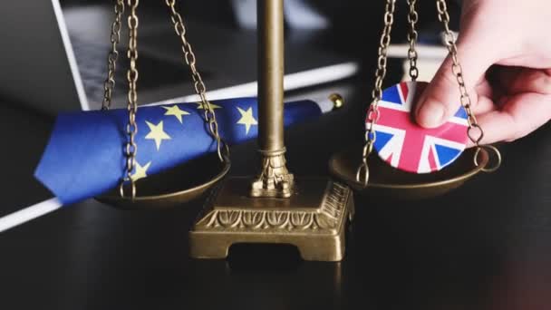 Právník dává na váhy vlajku Evropské unie a britskou vlajku na bundu ikonu Společně na váze. - Záběry, video