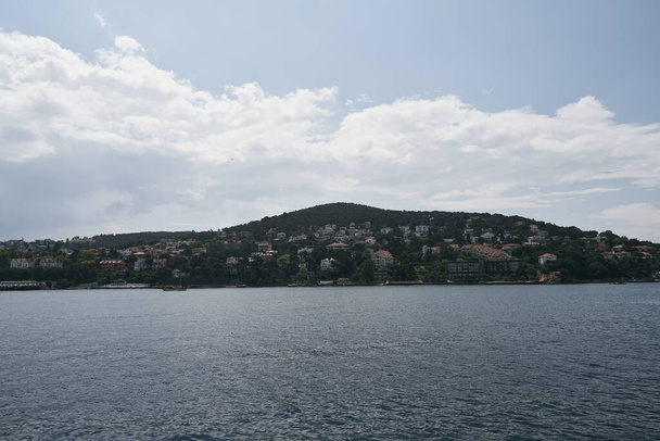 Blick auf die Insel Buyukada vom Meer aus. Resor-Insel bei Istanbul, Türkei. - Foto, Bild