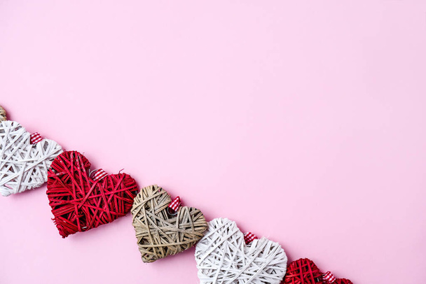 Coeurs de Saint-Valentin sur fond rose avec espace de copie. Symboles d'amour en forme de cœur pour la Saint-Valentin, les femmes, la fête des mères, anniversaire. Carte cadeau - Photo, image
