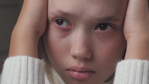 Probleme bei Kindern in der Pubertät vor dem Hintergrund hormoneller Veränderungen im Körper. Tränen, Stress und schlechte Laune führen zu Sorgen und bringen ein instabiles Nervensystem durcheinander. Heranwachsende - Filmmaterial, Video