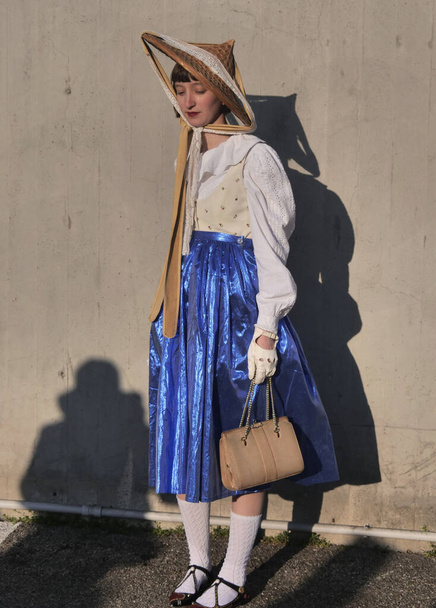 Moda blogger street style outfit antes de Alberta Ferretti desfile de moda durante la semana de la moda de Milán 2020 - Foto, imagen