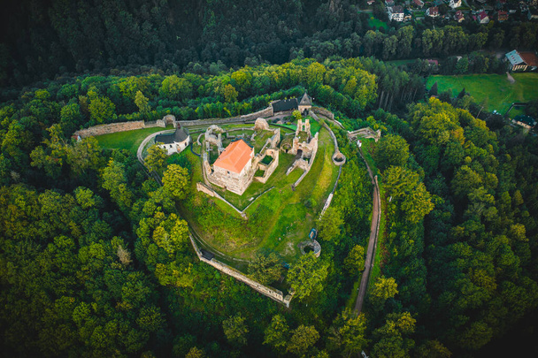 Le vaste rovine del castello di Potstejn si trovano su una collina conica boscosa a sud-est del villaggio di Potstejn nella Boemia orientale e dominano la parte centrale di Podorlicko.. - Foto, immagini