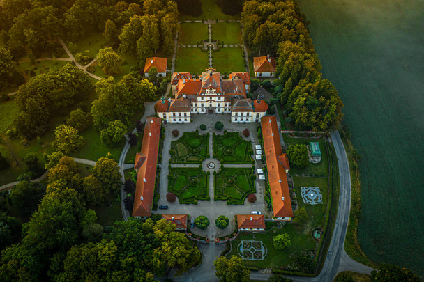 The Baroque Jemniste chateau is located 8 km east of Benesov by the road No. 112 connecting Benesov with Vlasim. To the east of the chateau, the village of the same name is adjacent to the chateau. - Photo, Image