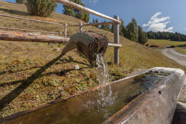 zdroj pitné vody v alpském prostředí - Fotografie, Obrázek
