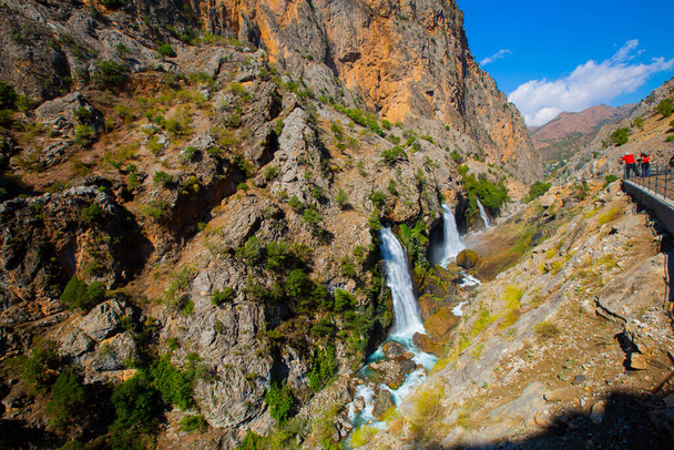 Kapuzba Vodopád, známý jako druhý nejvyšší vodopád na světě, je i nadále jedním z míst, která byla nedávno zkoumána svou krásou. - Fotografie, Obrázek