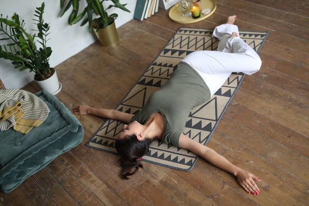 Yoga. Donna che fa yoga a casa - Foto, immagini